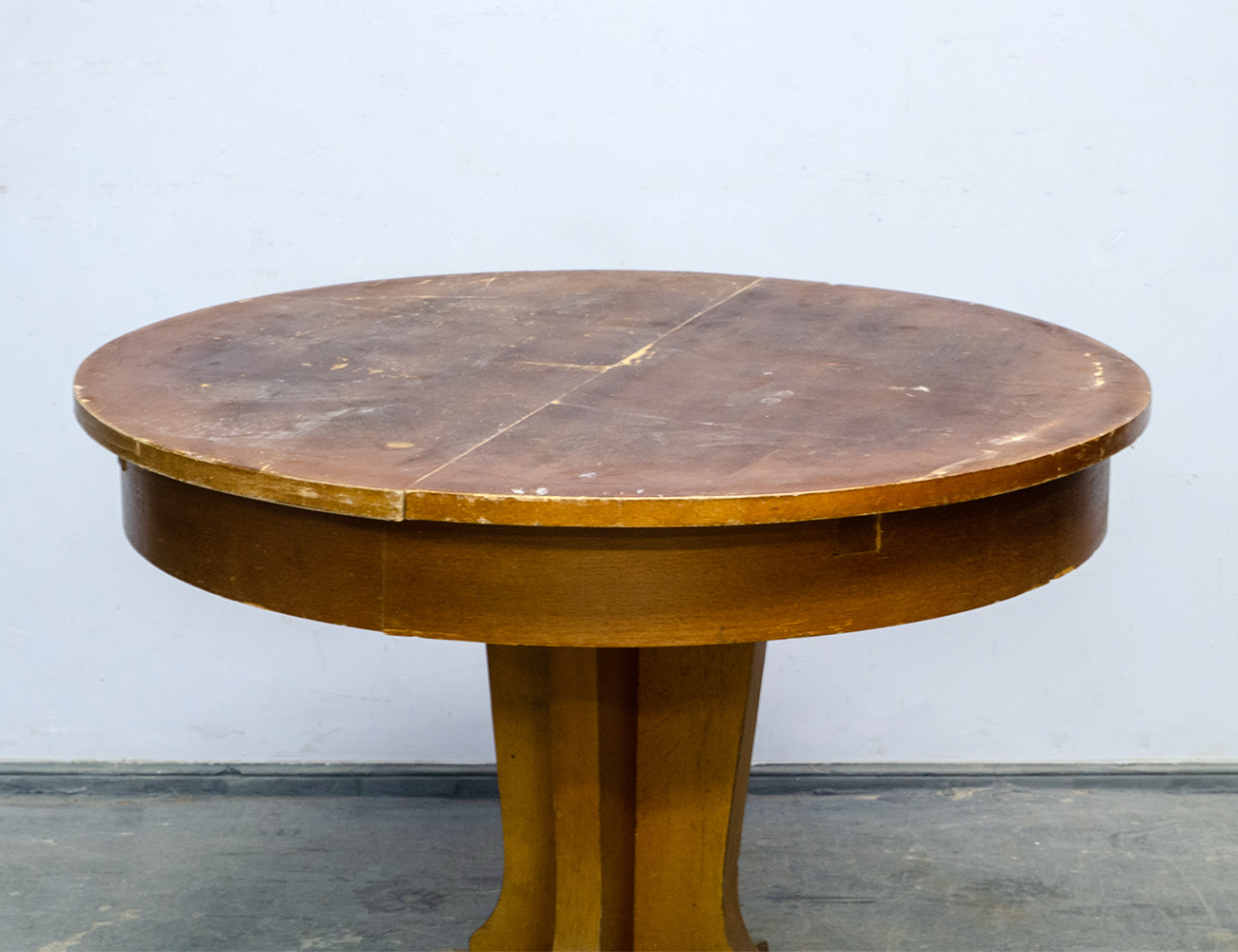 Старинный круглый обеденный стол