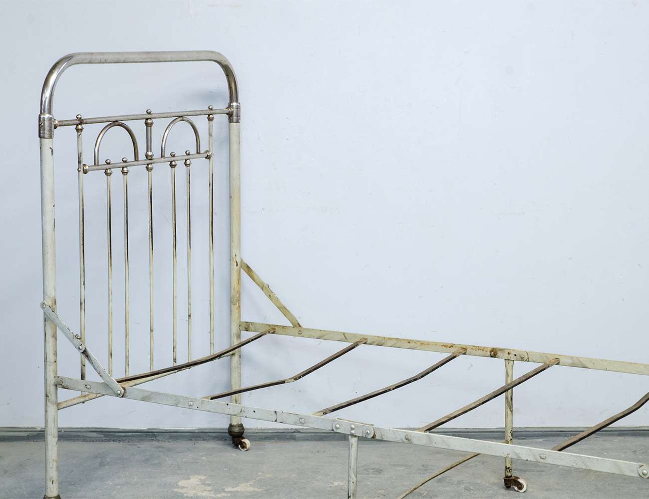 Старинная кровать раскладушка