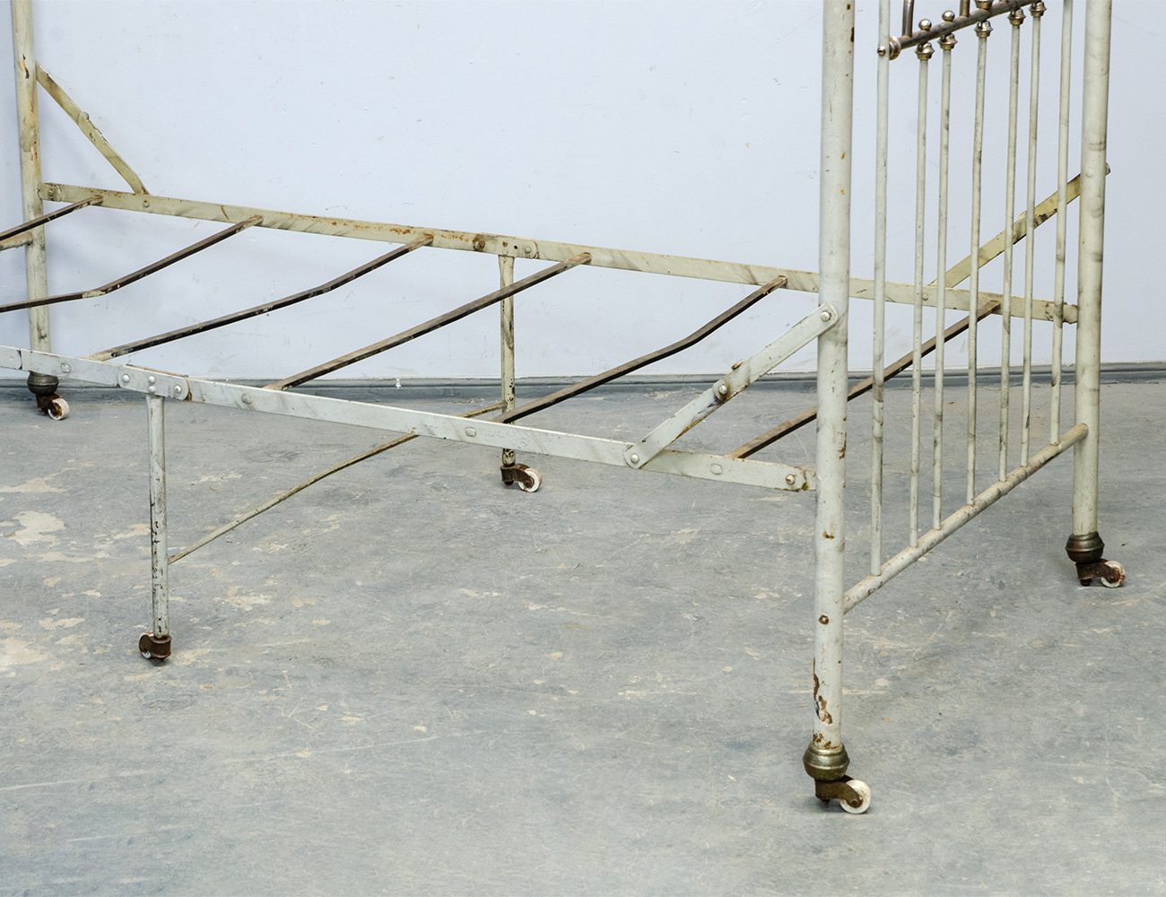 Старинная кровать раскладушка