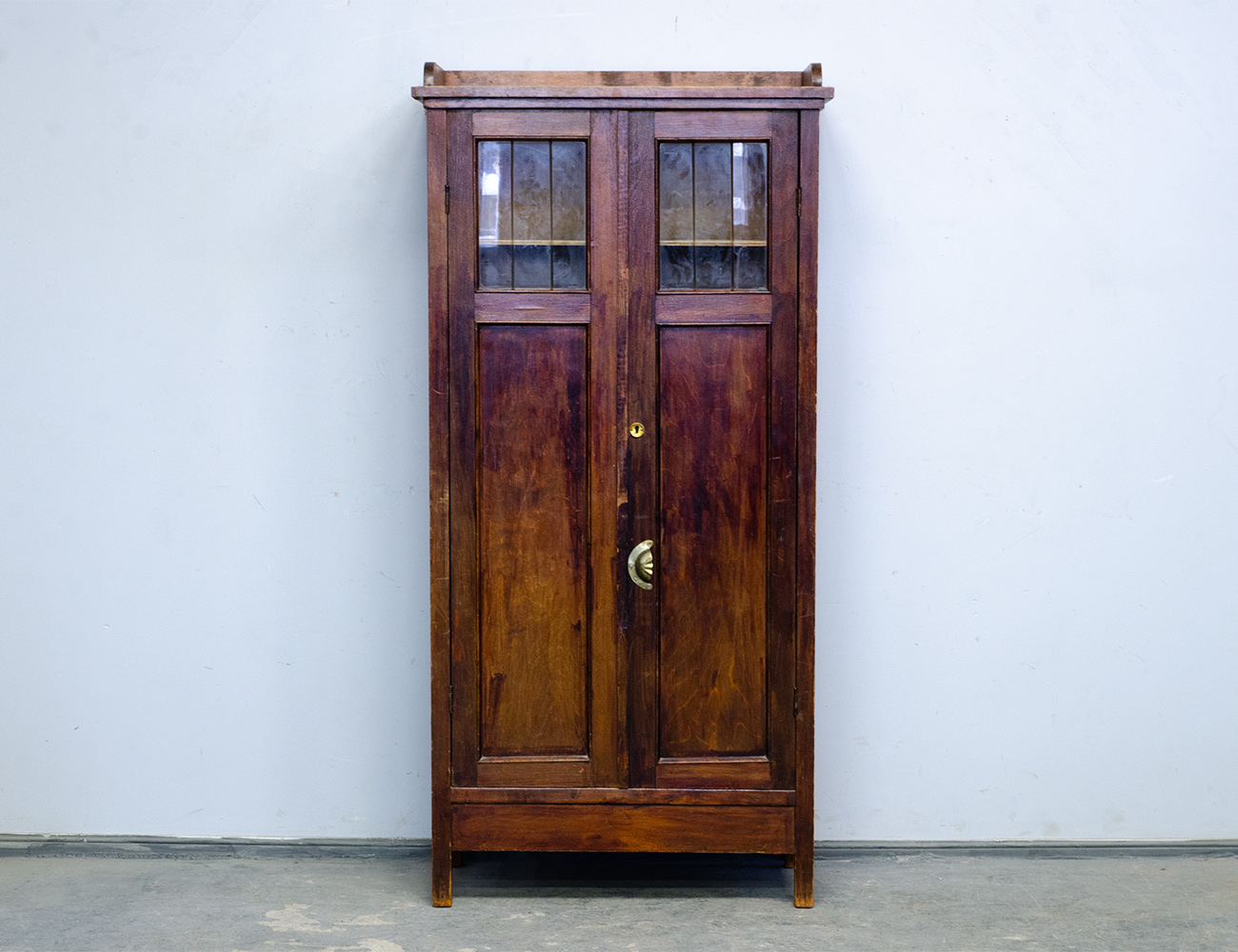 Старинный кабинетный книжный шкаф