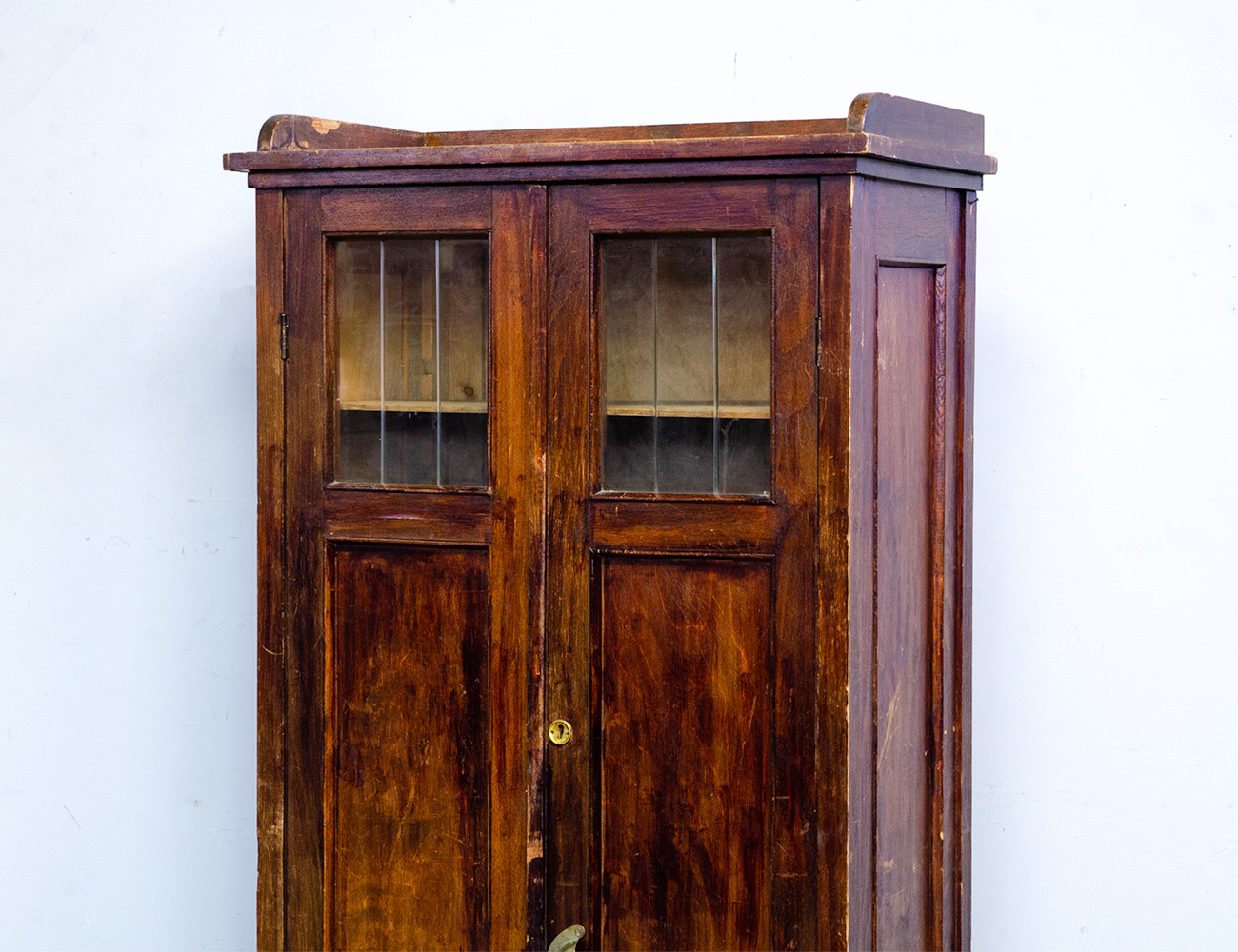 Старинный кабинетный книжный шкаф