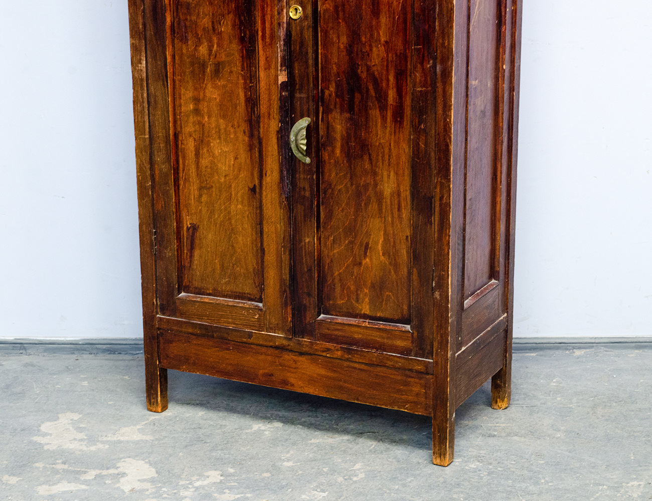 Старинный кабинетный книжный шкаф