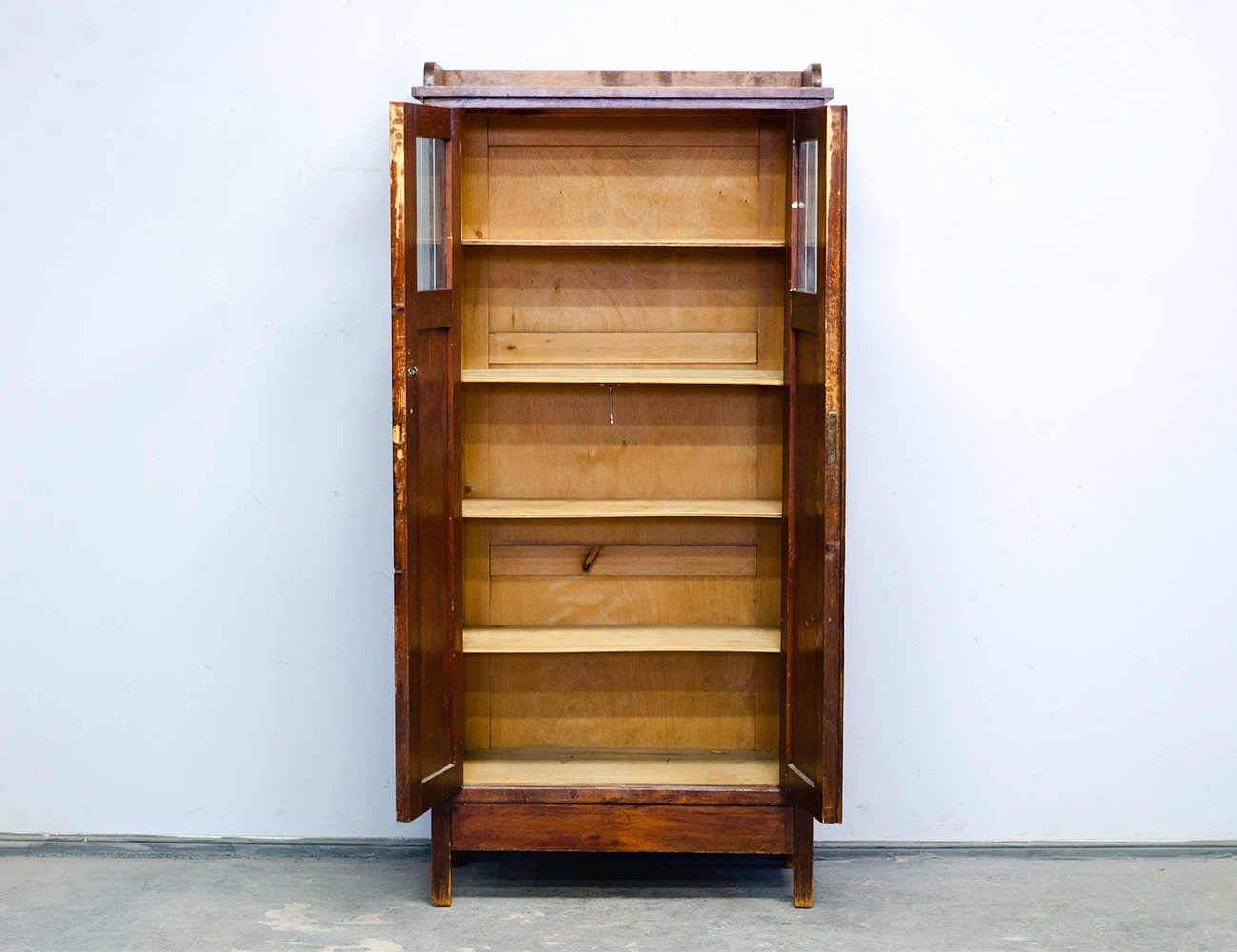 Старинный кабинетный книжный шкаф