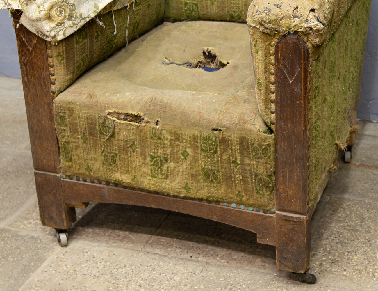 Старинное дубовое кресло