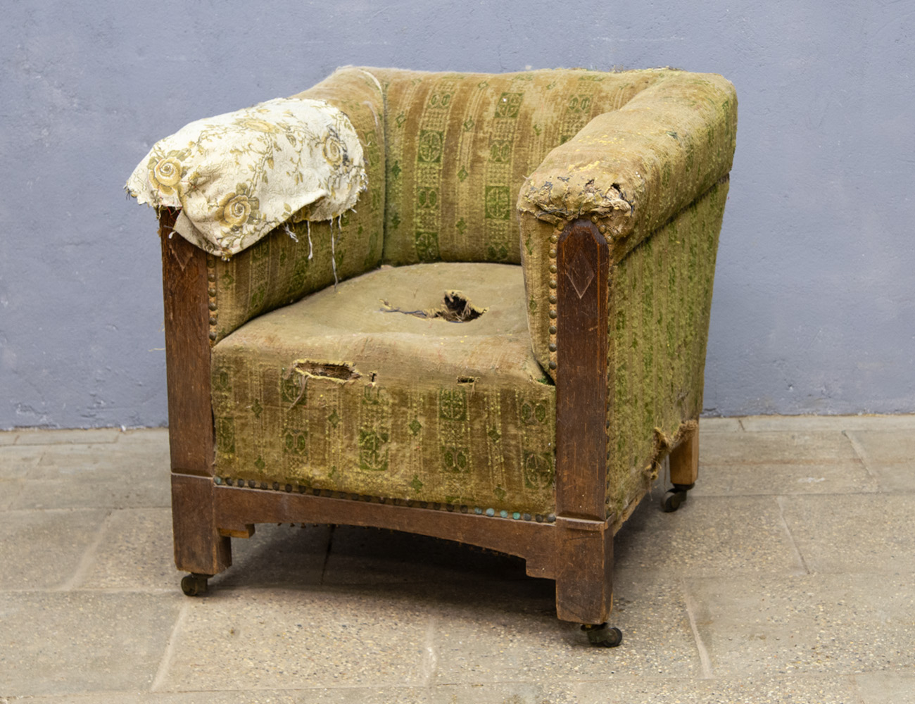 Старинное дубовое кресло