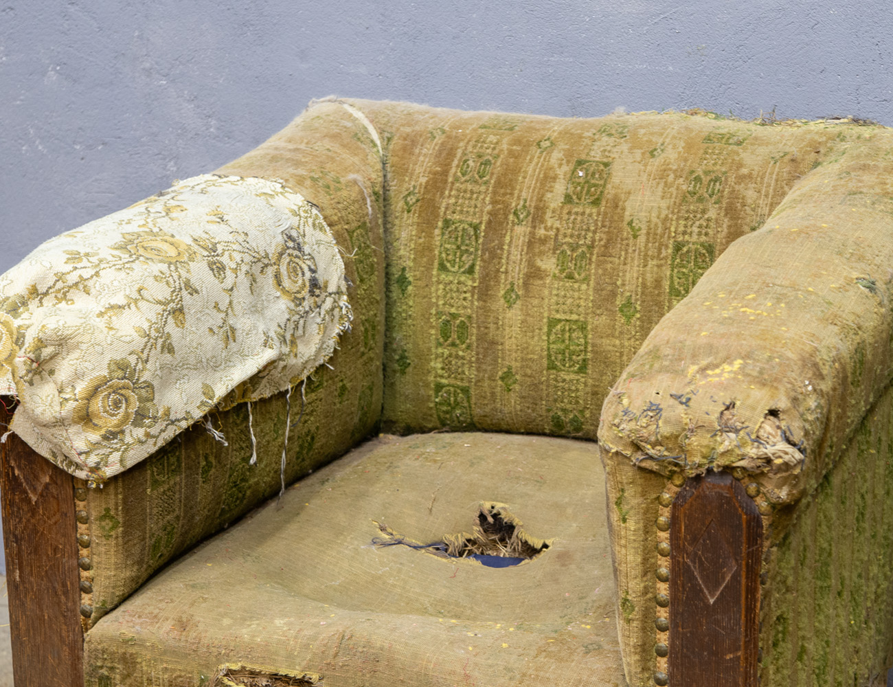 Старинное дубовое кресло