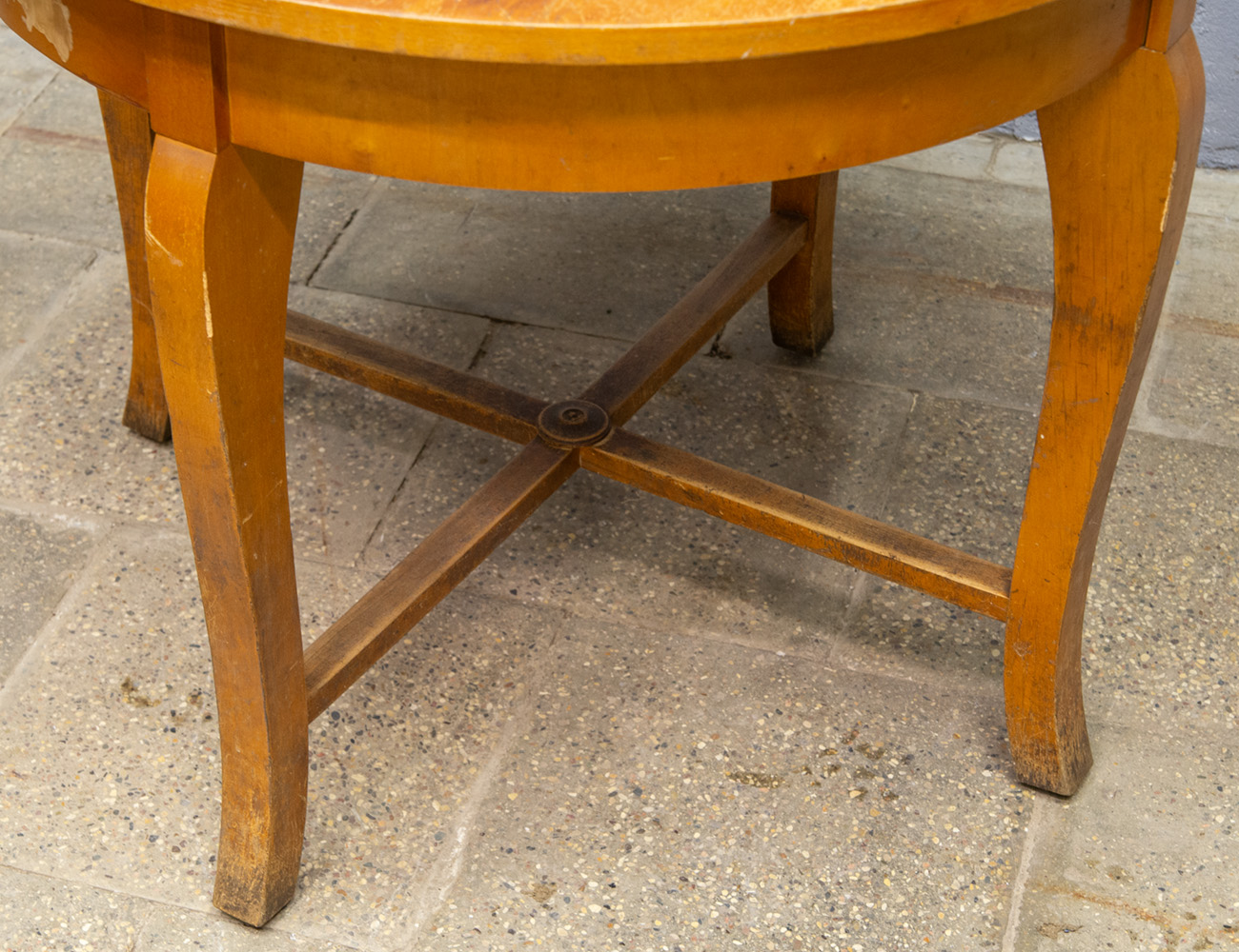 Старинный круглый обеденный стол