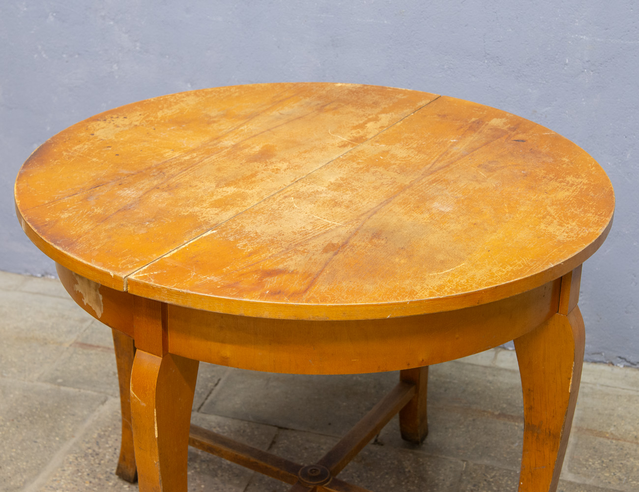 Старинный круглый обеденный стол