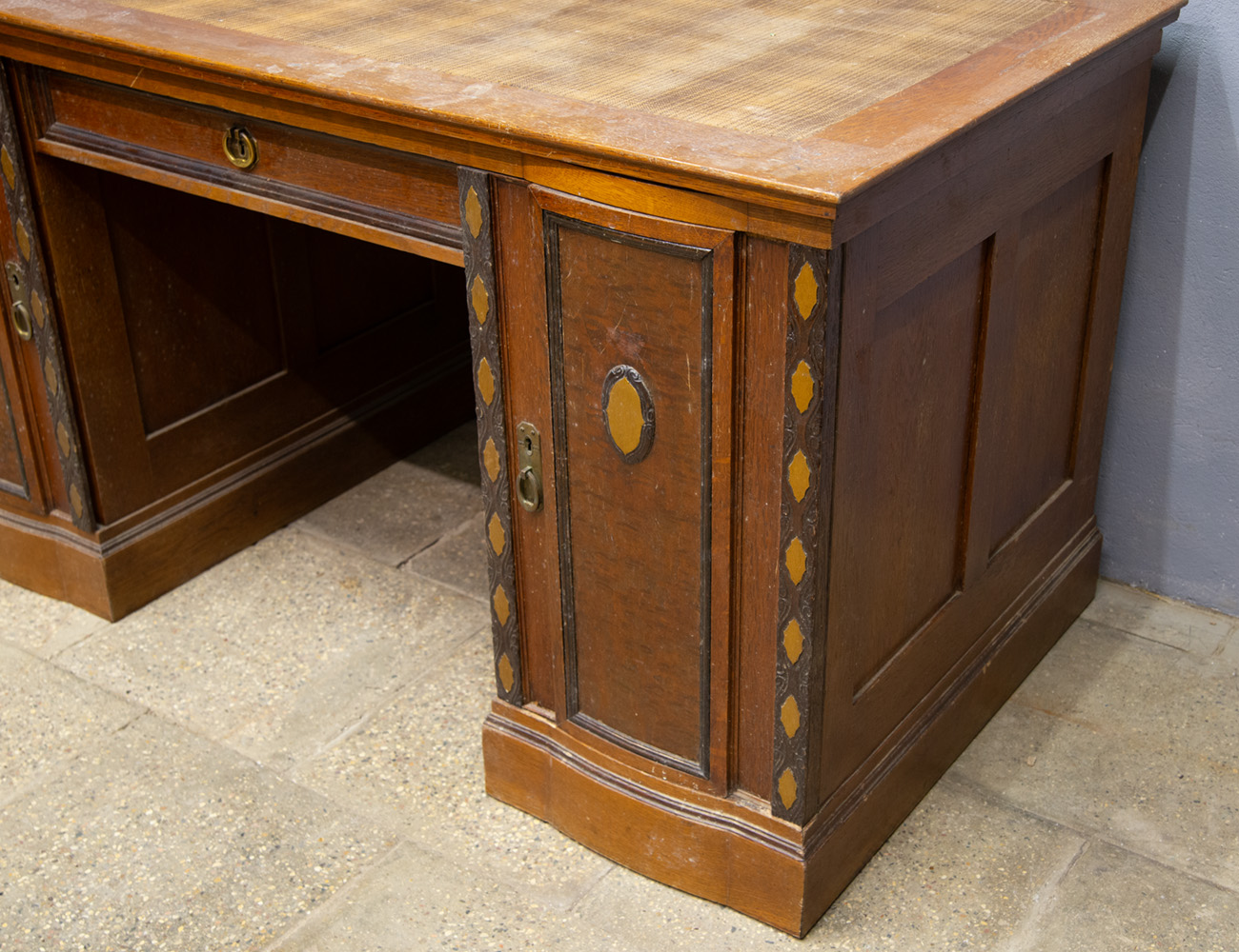 Старинный дубовый письменный стол