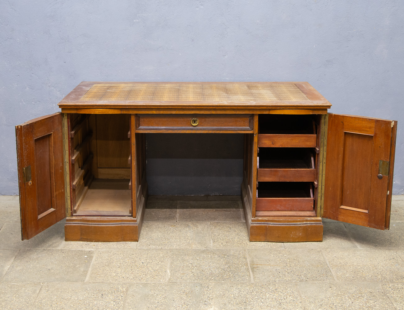 Старинный дубовый письменный стол