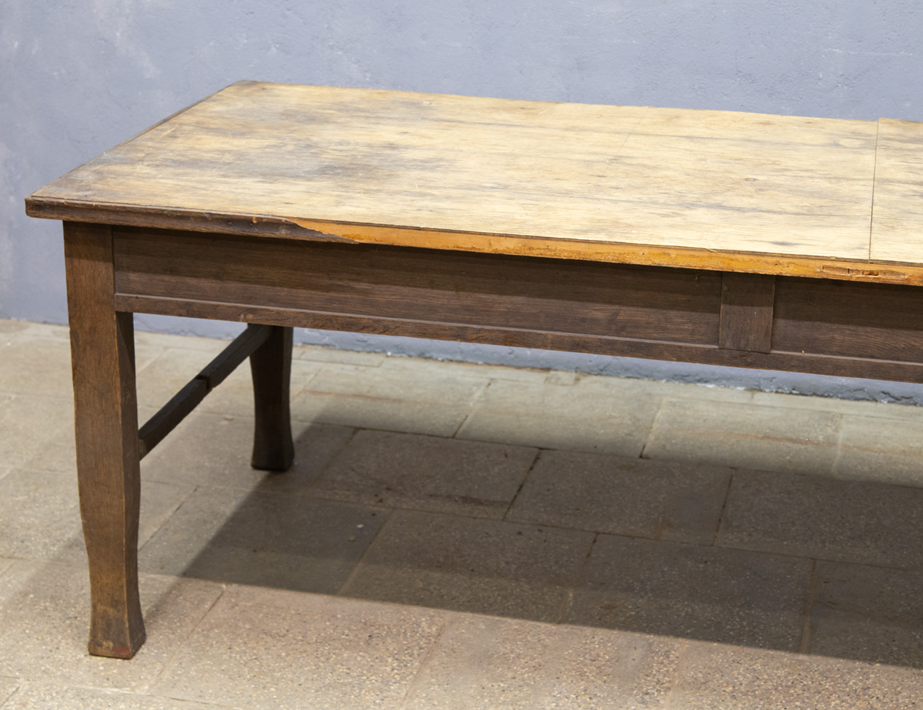 Большой старинный обеденный стол