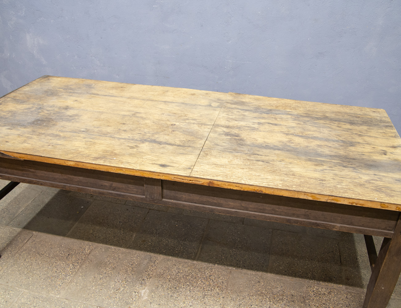 Большой старинный обеденный стол