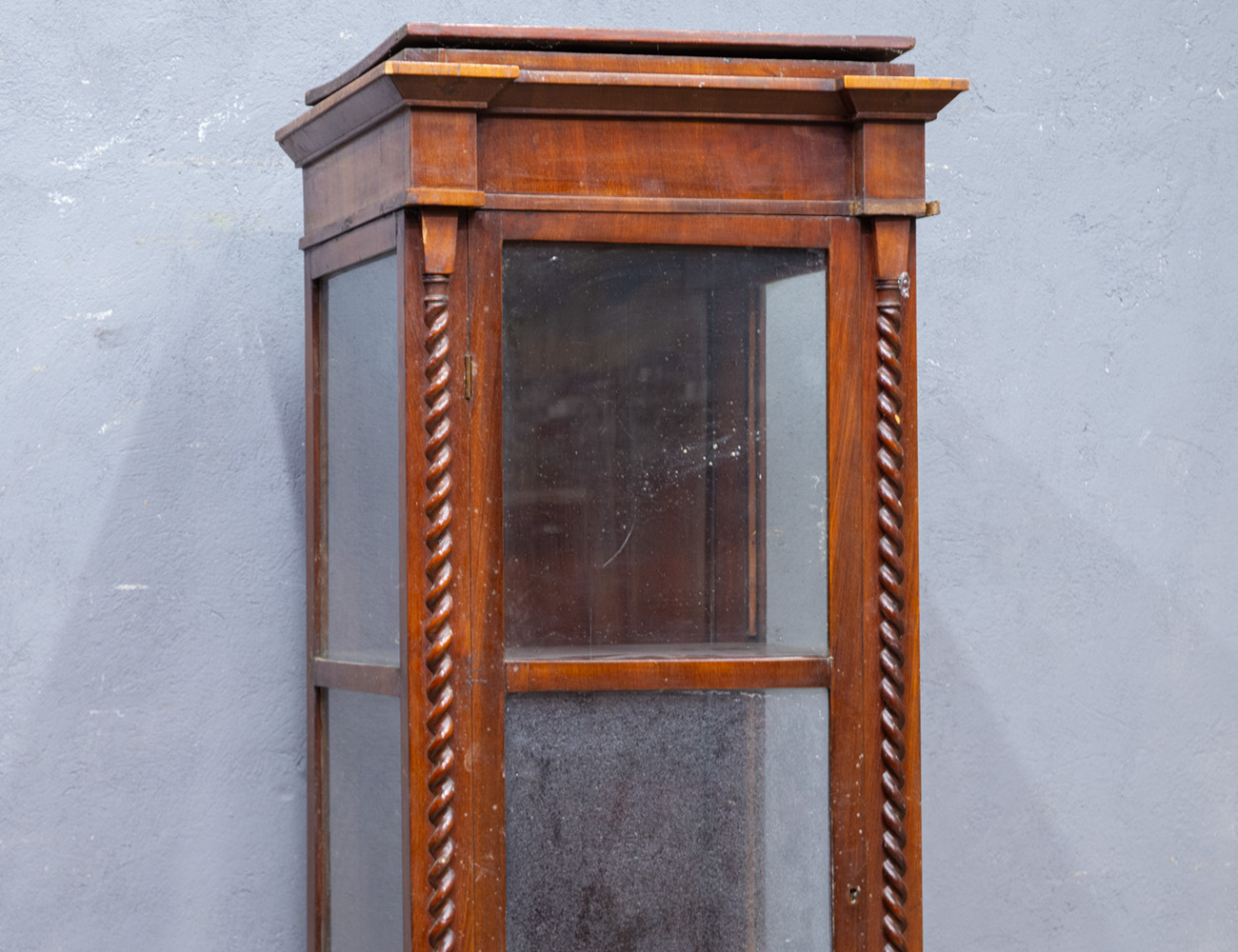 Антикварная витрина красного дерева