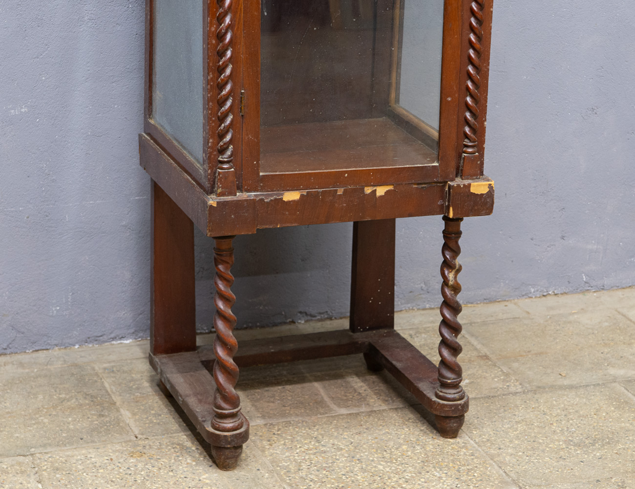 Антикварная витрина красного дерева