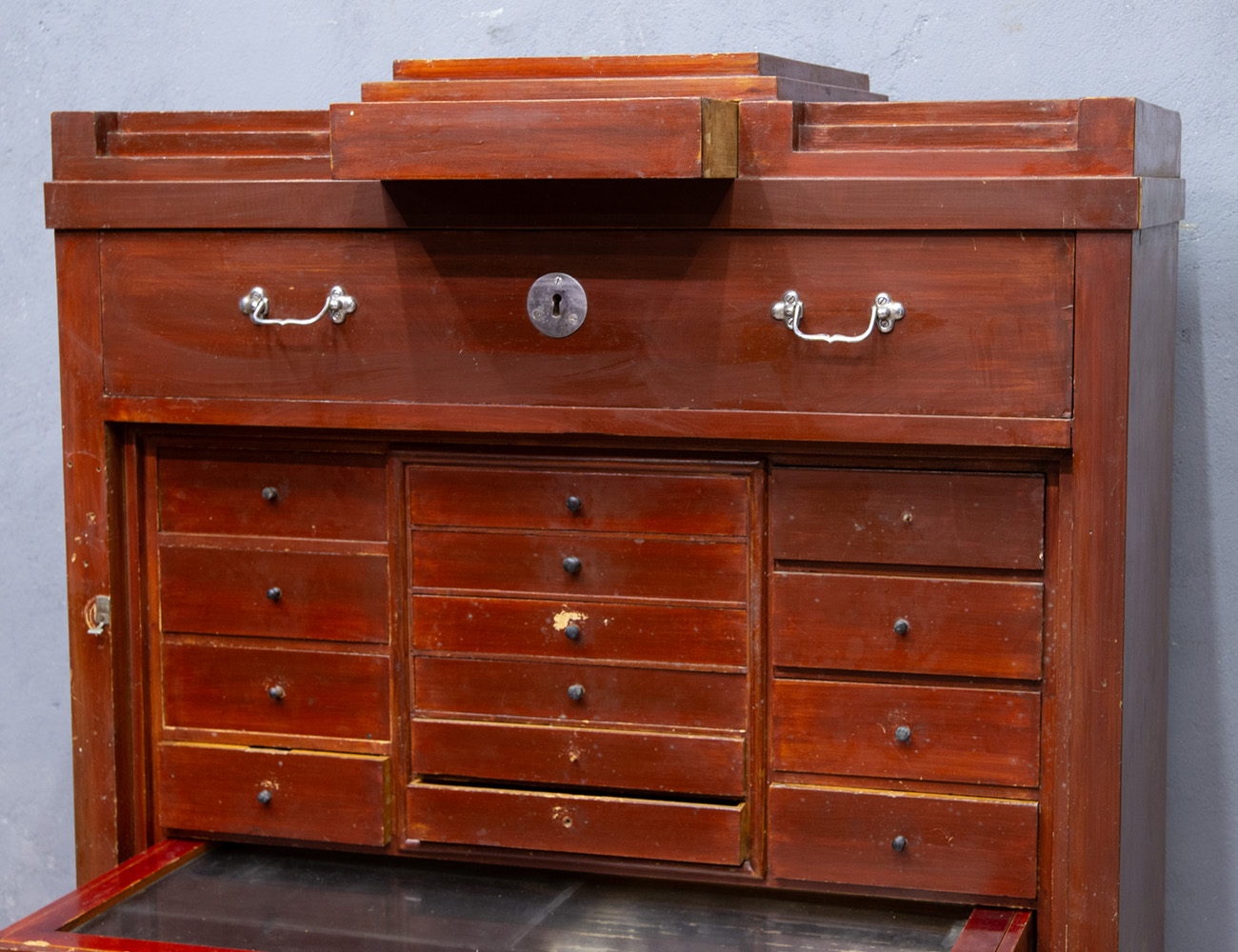 Старинный секретер с витриной