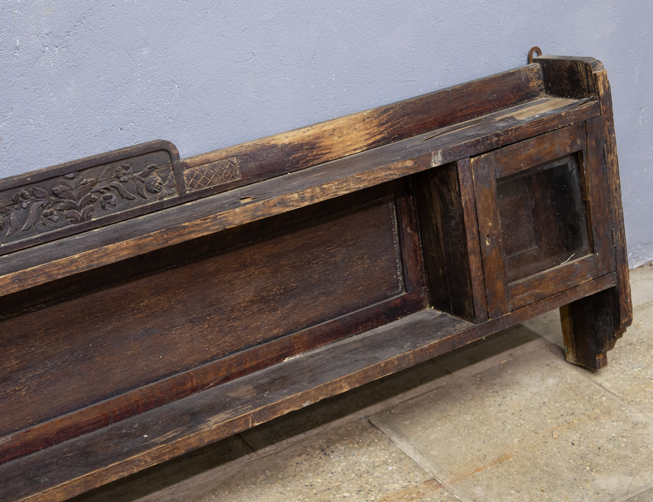 Старинная дубовая наддиванная полка