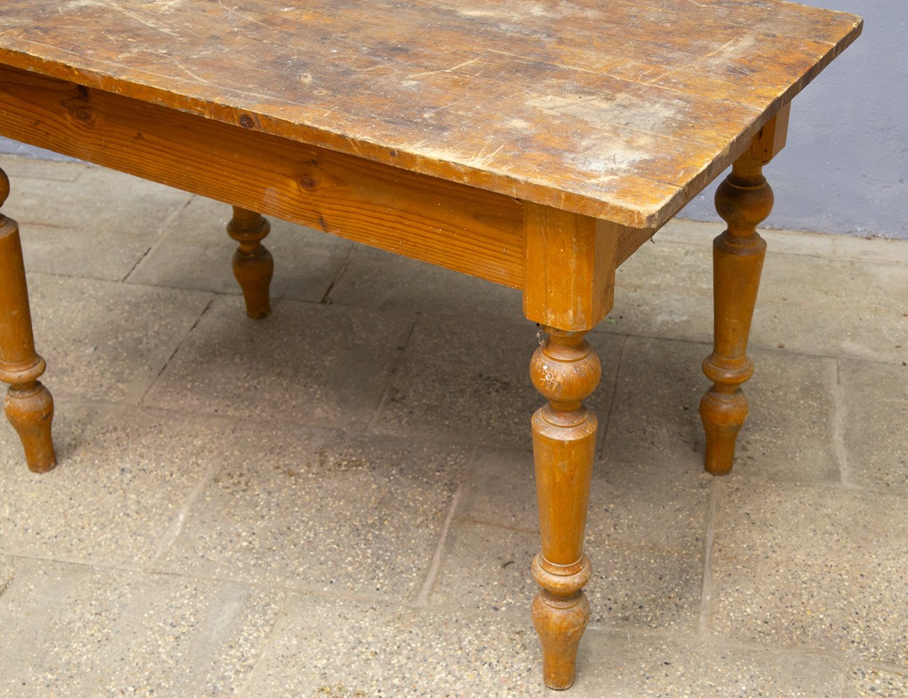 Старинный стол с точеными ногами