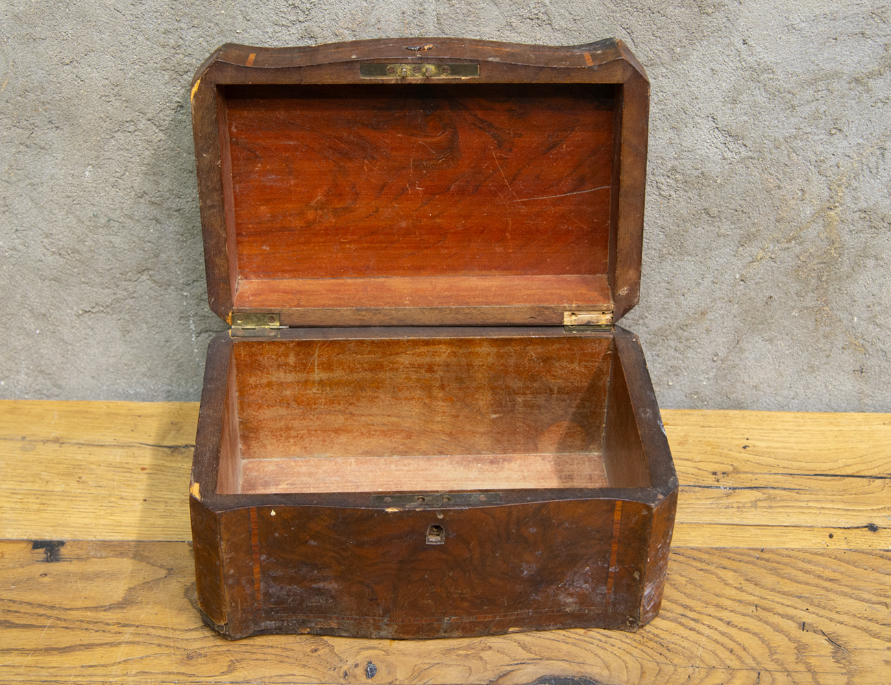 Старинная шкатулка с инкрустацией