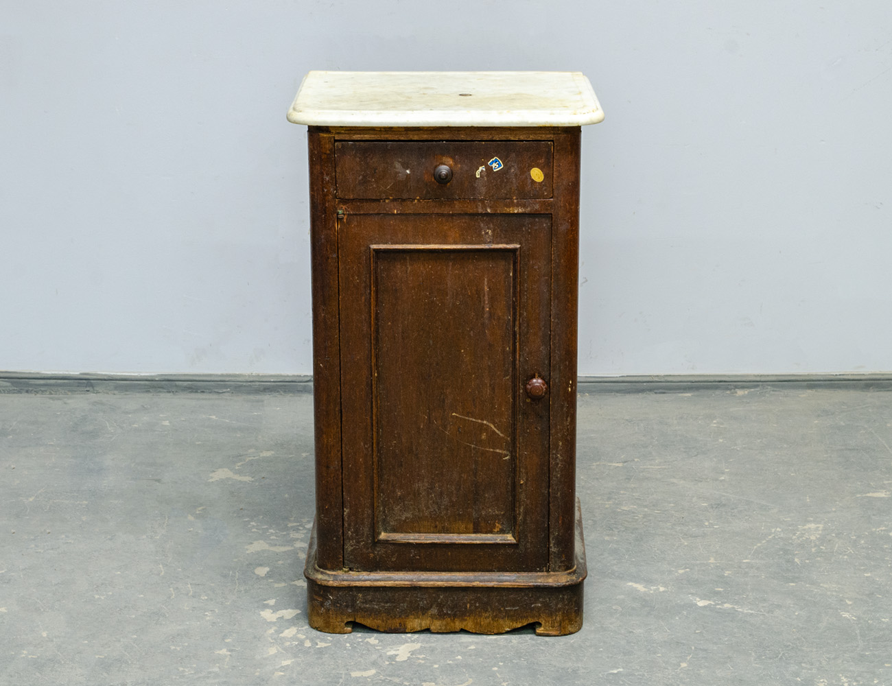 Старинная тумба с мрамором