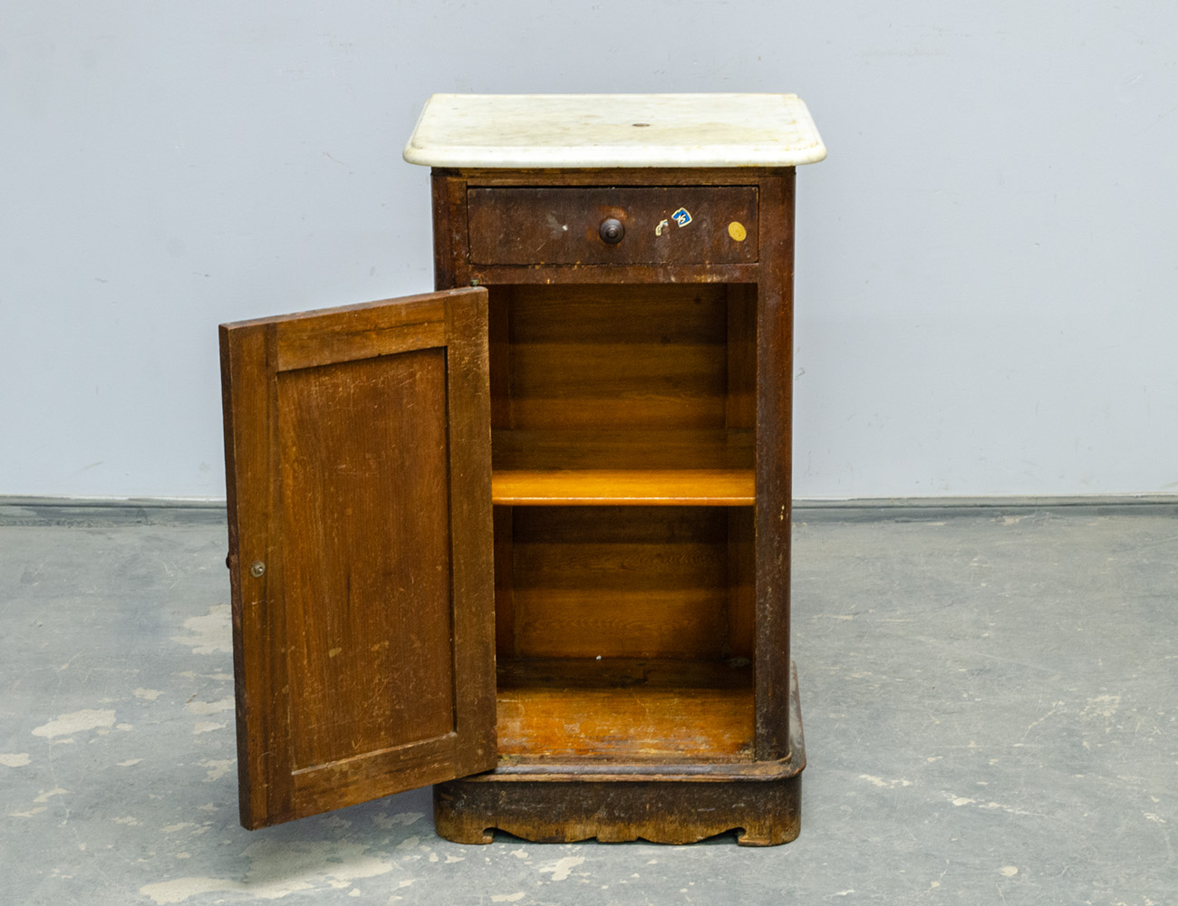 Старинная тумба с мрамором