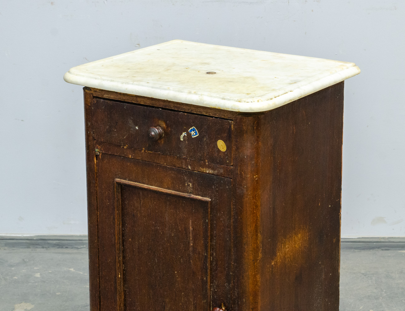 Старинная тумба с мрамором