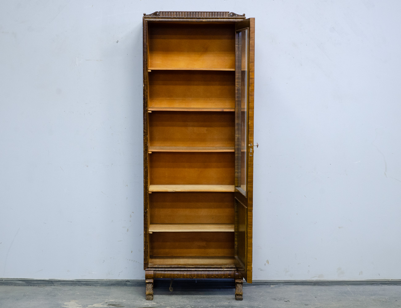 Винтажный книжный шкаф