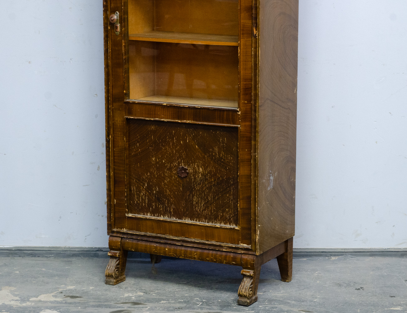 Винтажный книжный шкаф