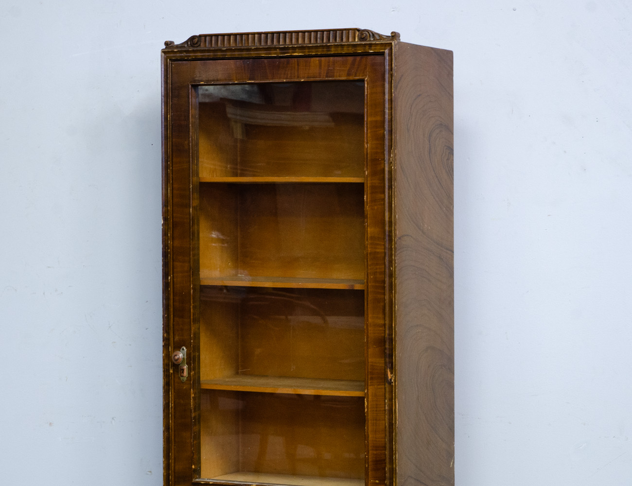 Винтажный книжный шкаф