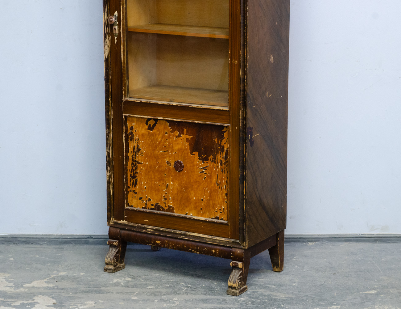 Винтажный книжный шкаф