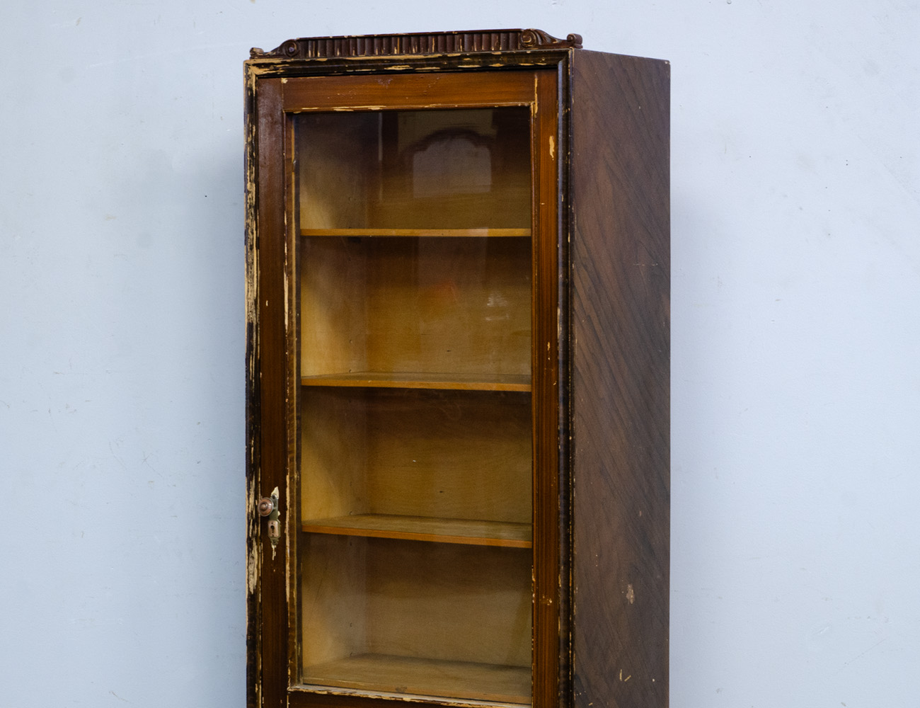 Винтажный книжный шкаф