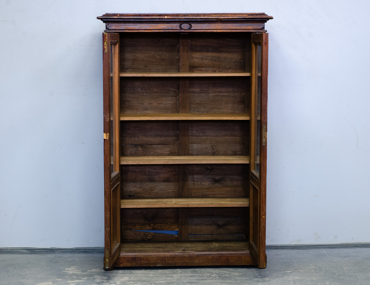 Антикварный дубовый книжный шкаф