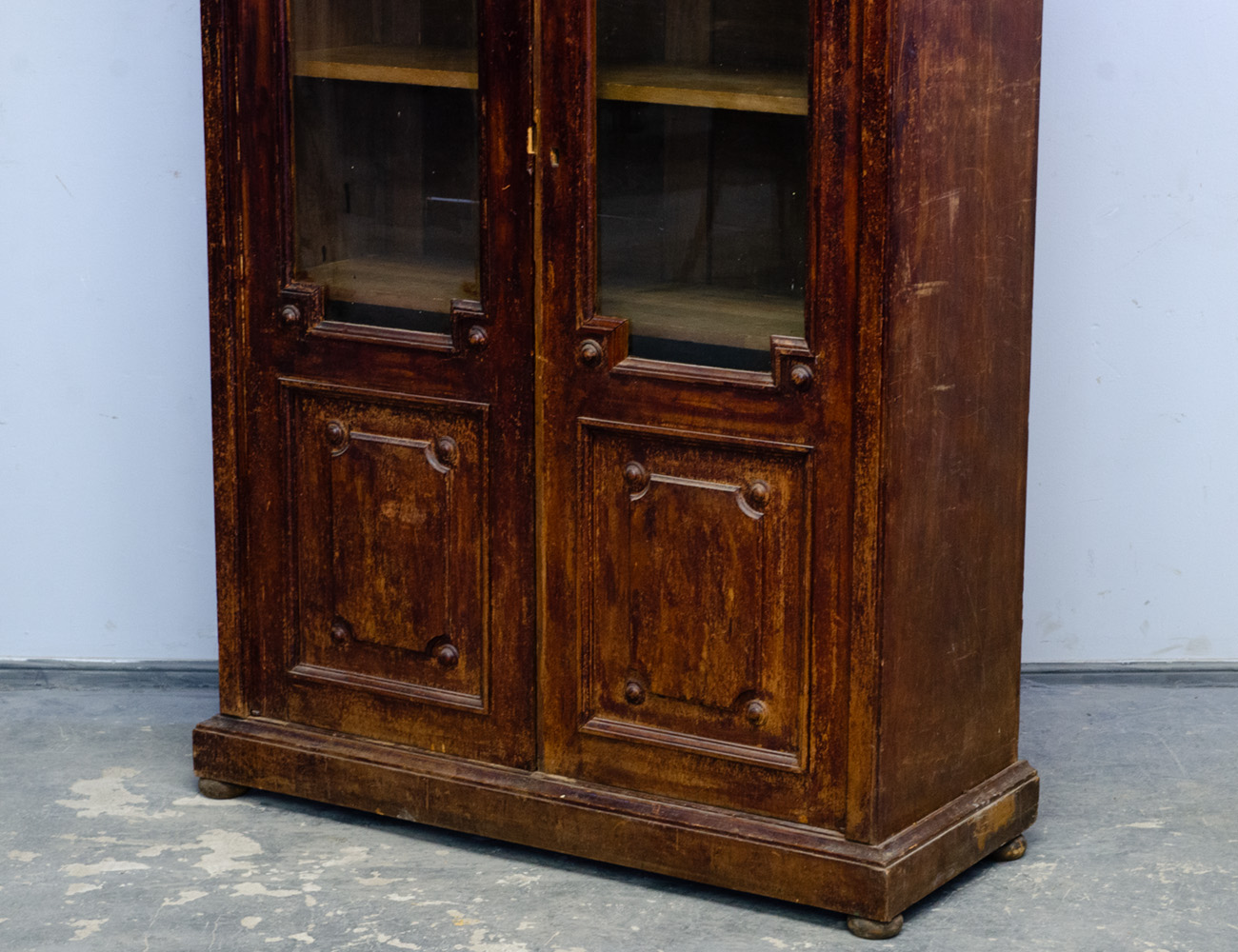 Антикварный дубовый книжный шкаф