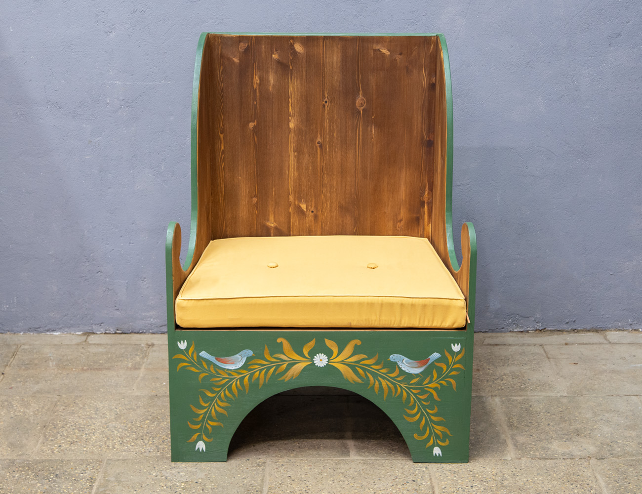 Кресло с росписью