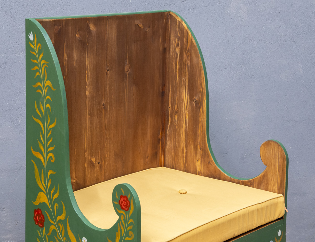 Кресло с росписью