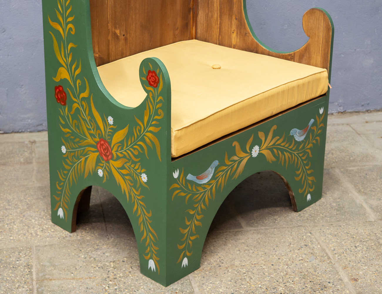 Кресло с росписью