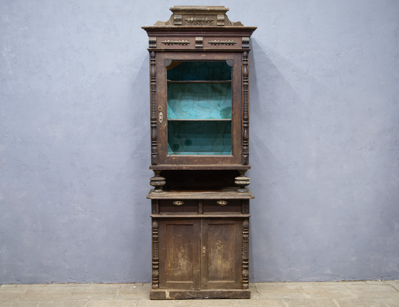 Старинная посудная горка