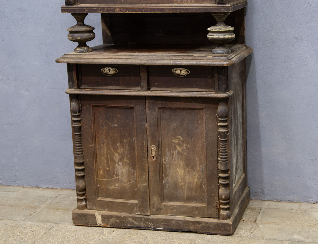 Старинная посудная горка