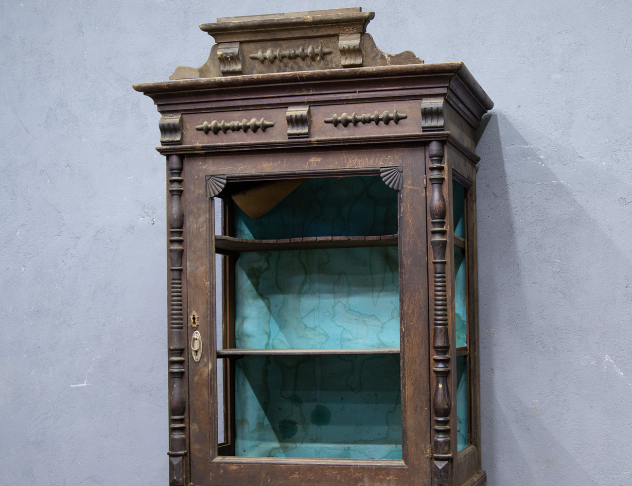 Старинная посудная горка