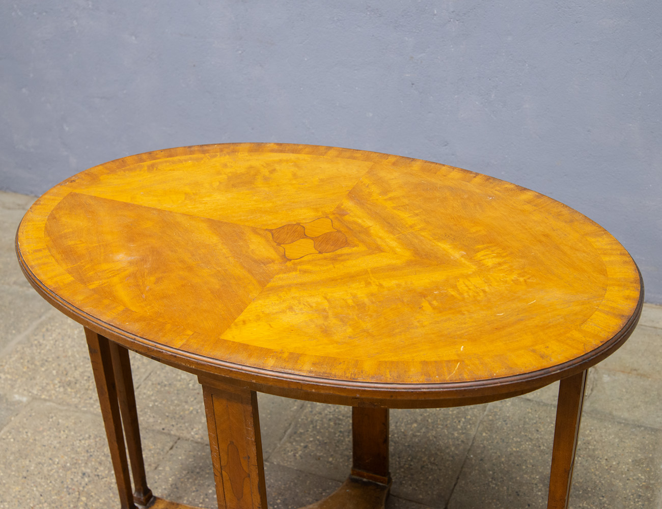 Антикварный гостиный стол