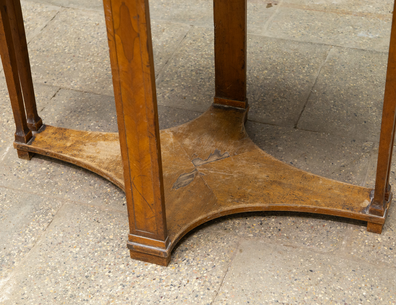 Антикварный гостиный стол