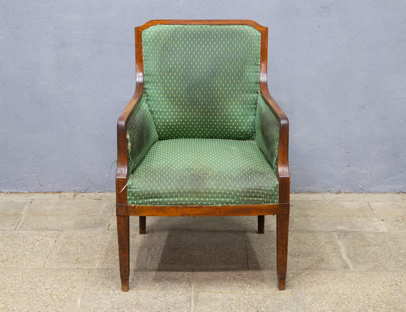 Старинное кресло красного дерева