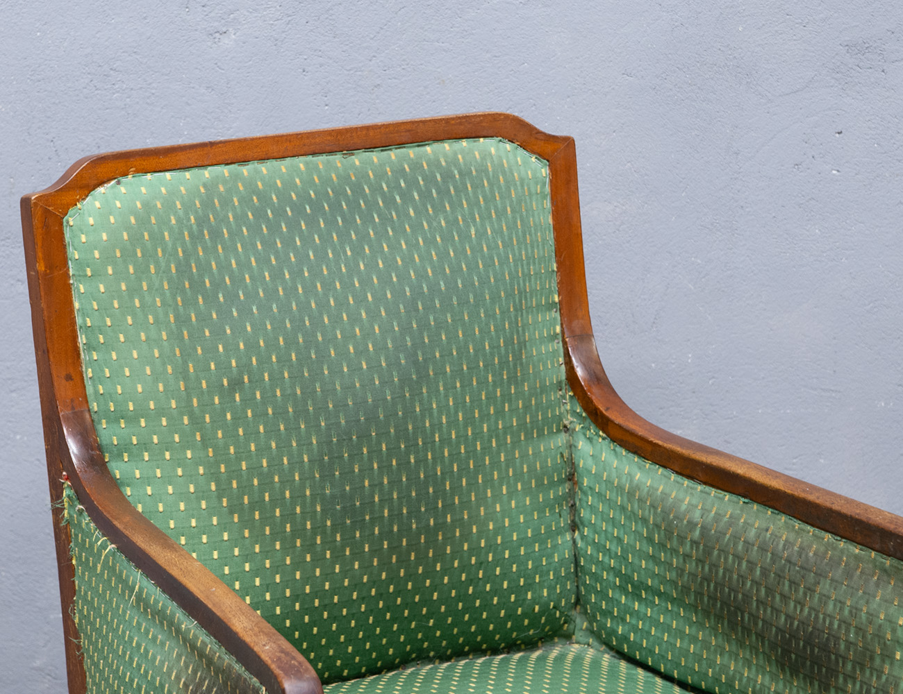 Старинное кресло красного дерева