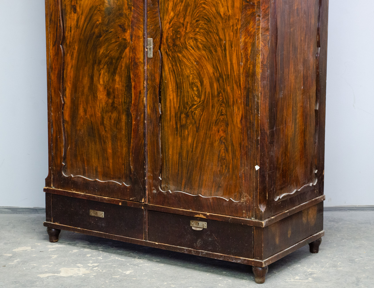 Старинный платяной шкаф 19 века