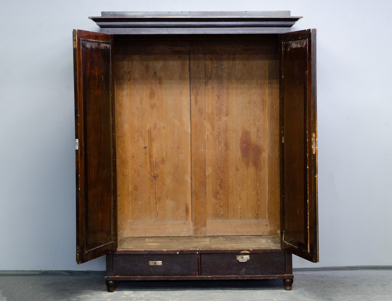 Старинный платяной шкаф 19 века
