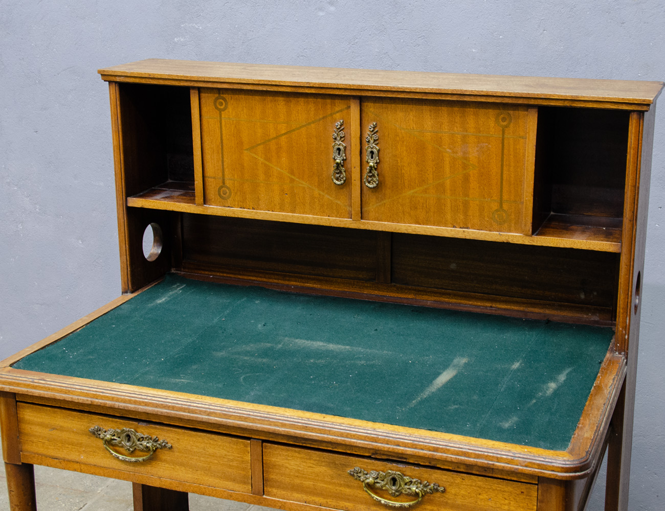 Старинный письменный стол красного дерева