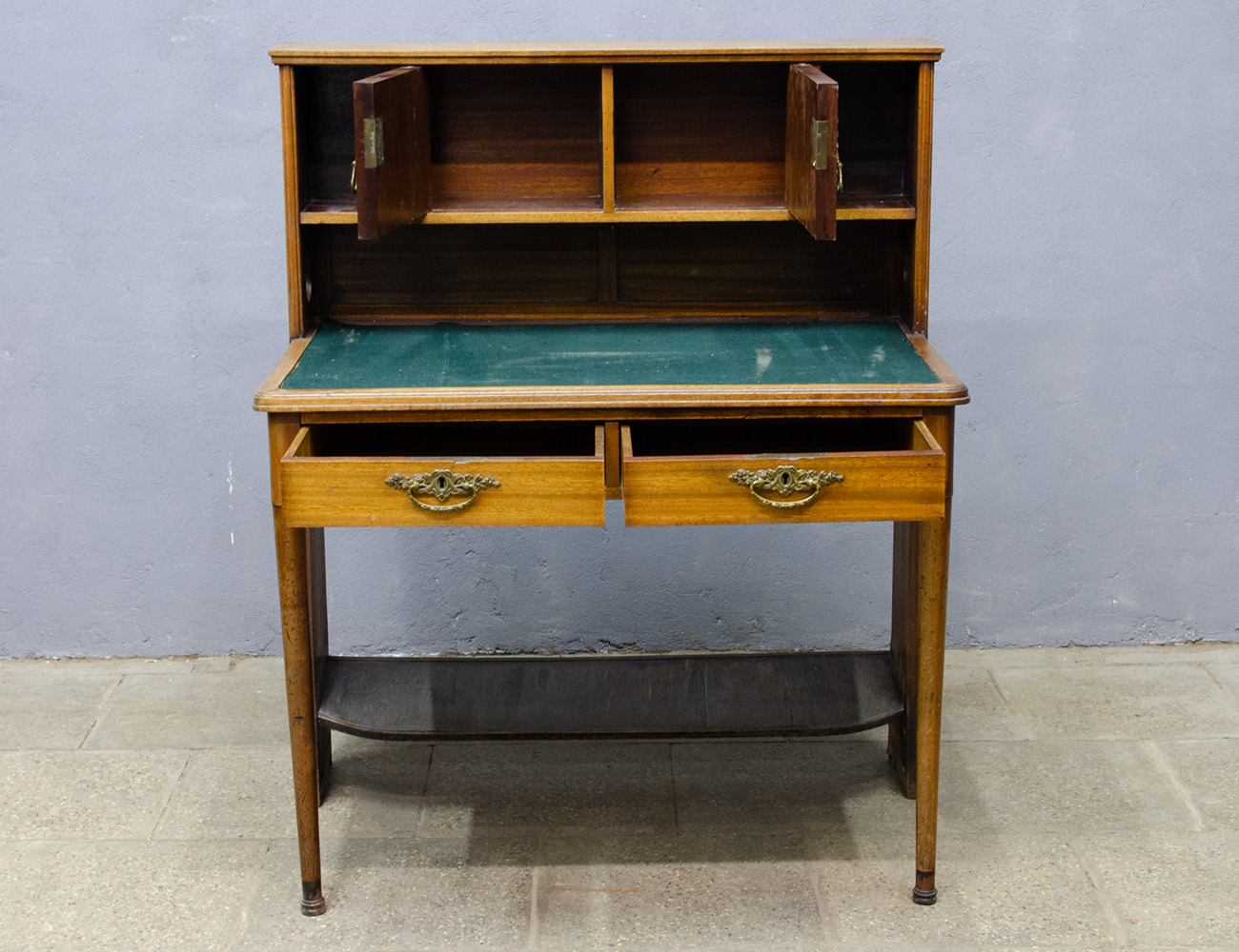 Старинный письменный стол красного дерева