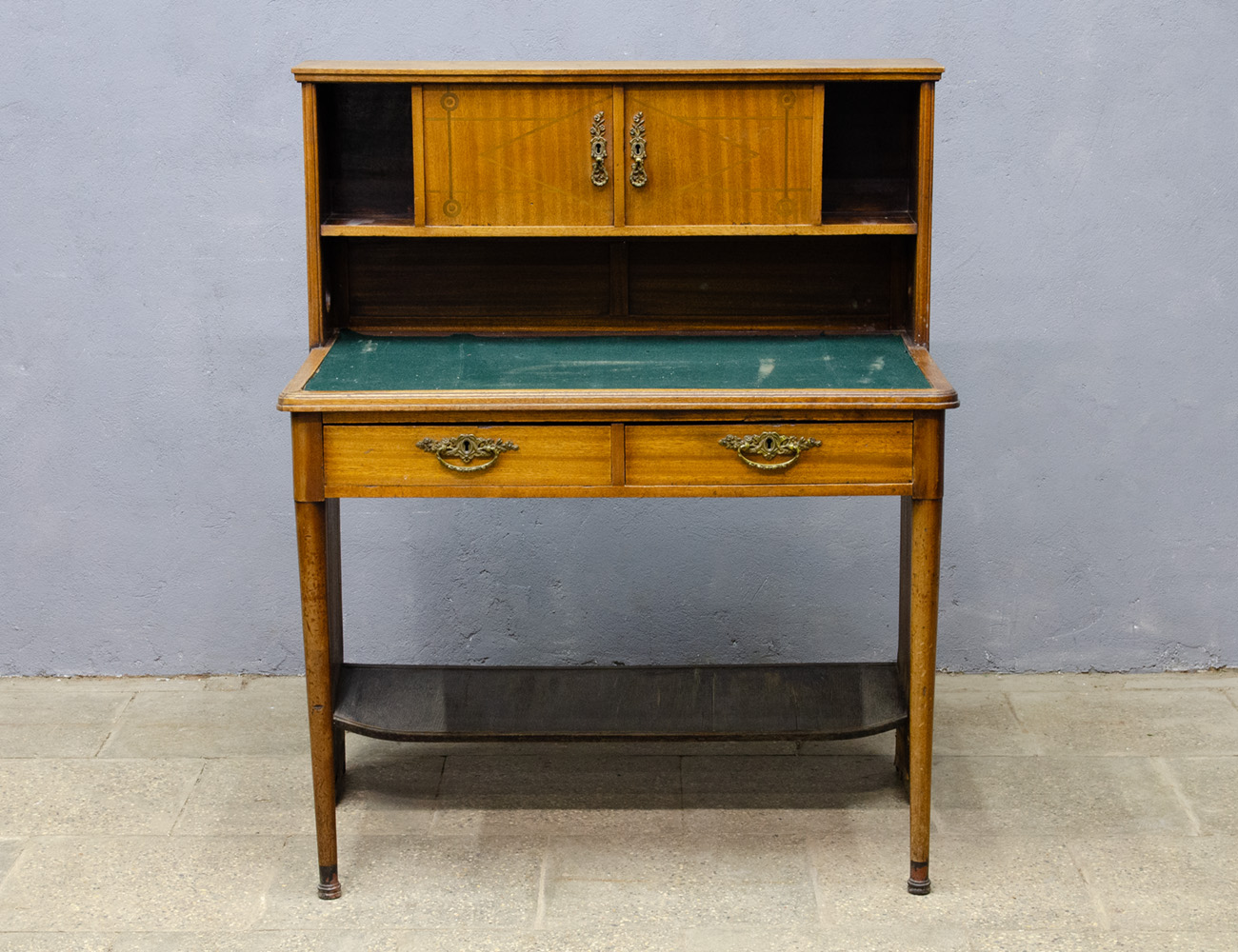 Старинный письменный стол красного дерева