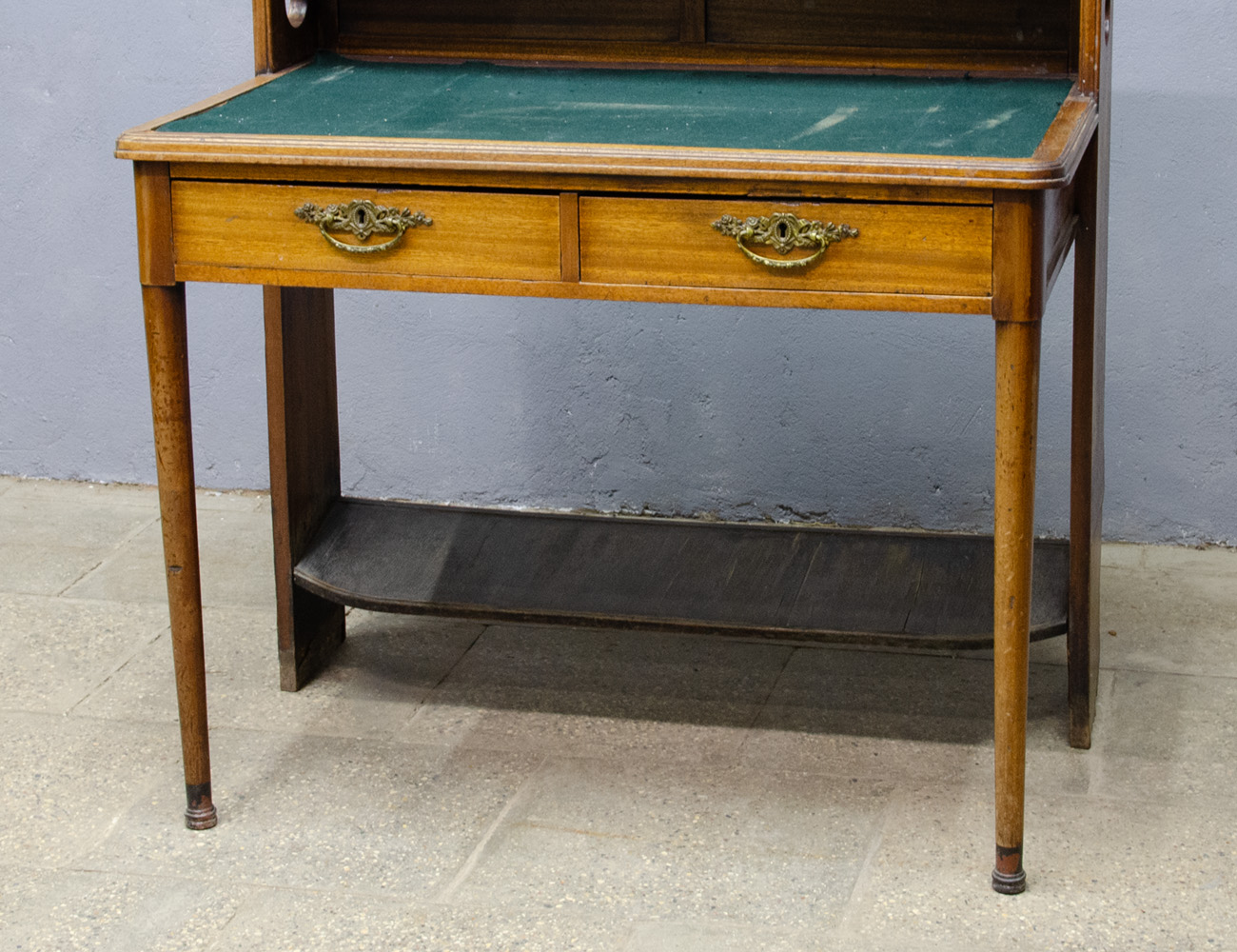 Старинный письменный стол красного дерева