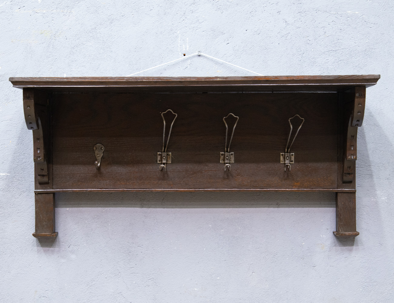 Старинная дубовая вешалка