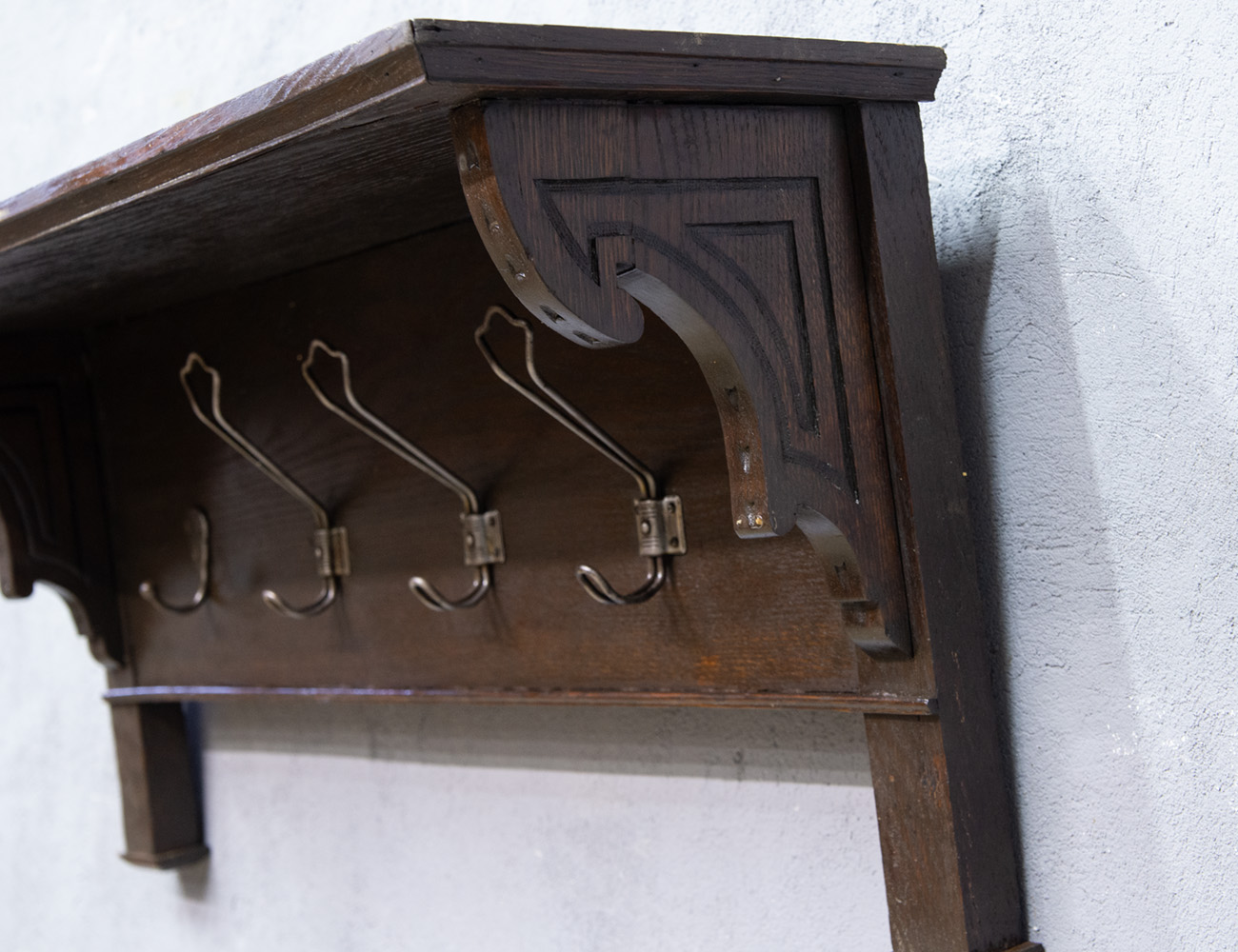 Старинная дубовая вешалка